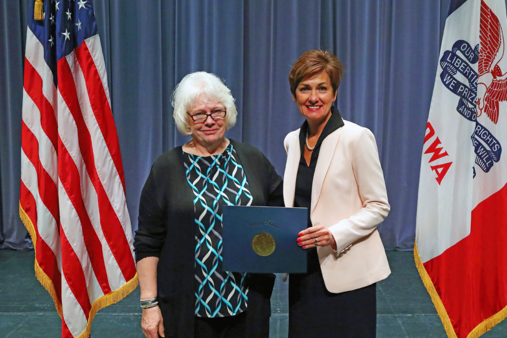 Donna Dravis Receives Governor’s Volunteer Award for Service to Self-Help